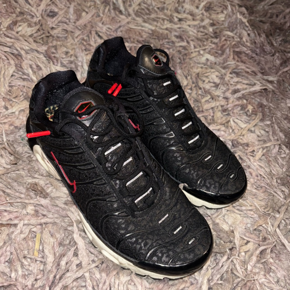 Nike Black and Red Athletic Sneakers